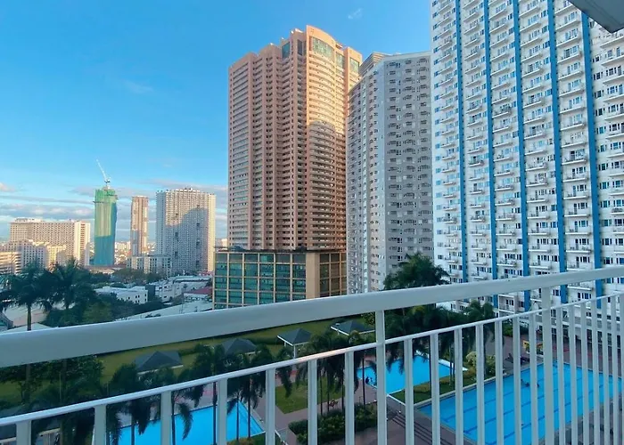 Apartment Light With Balcony And Pool View Manila